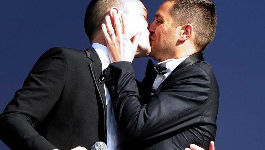 Vincent Autin (g) et Bruno Boileau s'embrassent lors de la mariage, le 29 mai 2013 à Montpellier