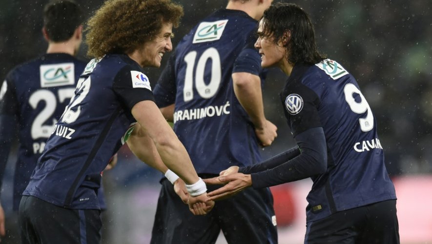 L'attaquant du PSG Edinson Cavani (d) fête un but avec son coéquipier David Luiz en quarts de finale de la Coupe de France, le 2 mars 2016 à Geoffroy-Guichard