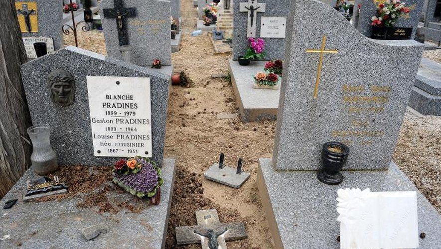 Tombes vandalisées le 15 avril 2015 dans le cimetière Saint-Roch à Castres