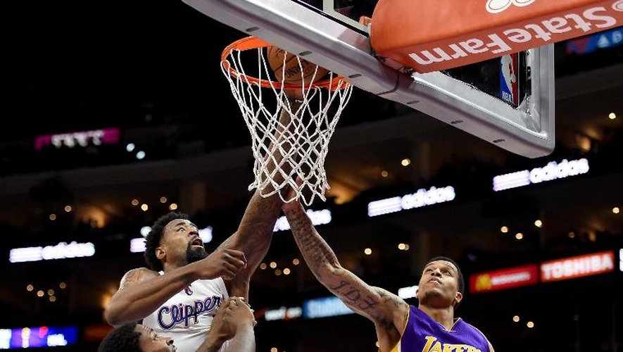 Le pivot des Los Angeles Clippers DeAndre Jordan expédie un dunk sur la tête des Lakers voisins Ed Davis et Jabari Brown (N.15) au Staples Center, le 7 avril 2015