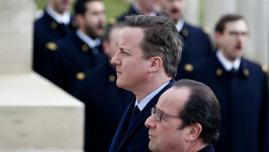 Le président François Hollande (d) et le Premier ministre britannique, David Cameron, le 3 mars 2016 au cimetière-mémorial britannique de Pozières, pour une cérémonie à l'occasion du centenaire de la Bataille de la Somme, en 1916