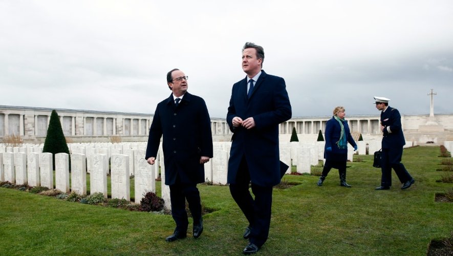 Le président François Hollande (g) et le Premier ministre britannique, David Cameron, le 3 mars 2016 au cimetière-mémorial britannique de Pozières, pour une cérémonie à l'occasion du centenaire de la Bataille de la Somme, en 1916