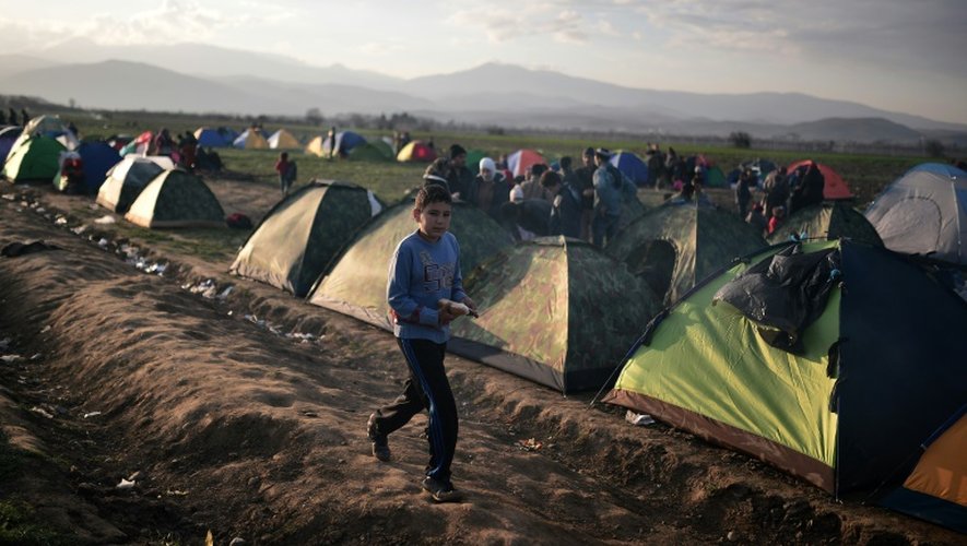 Des migrants sous des tentes le 2 mars 2016 près d'Idomeni à la frontière entre la Grèce et la Macédoine