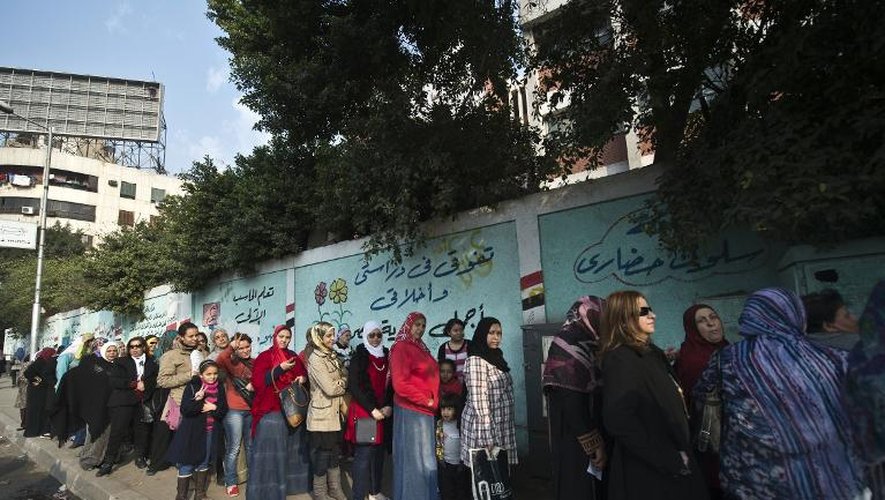 Des Egyptiennes font la queue pour voter lors du référendum sur une nouvelle Constitution, le 14 janvier 2014 au Caire