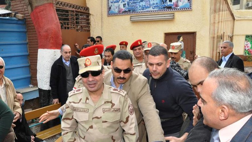 Le général égyptien Abdel Fattah al-Sissi dans un bureau de vote au Caire, lors du référendum sur une nouvelle Constitution le 14 janvier 2014