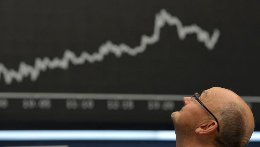 Un courtier devant un écran montrant l'évolution de l'indice boursier Dax en Allemagne le 25 octobre 2013