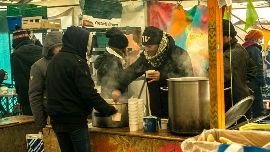 Distribution de repas sous une grande tente le 3 mars 2016 dans la "Juncle" à Calais