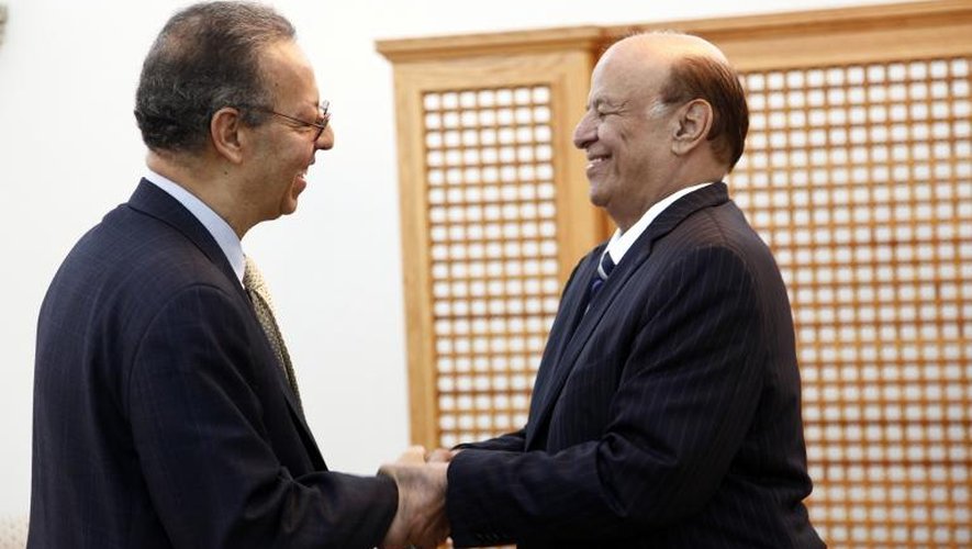 Le médiateur de l'ONU au Yémen Jamal Benomar et le président Abdrabuh Mansur Hadi et le 26 février 2015 à Aden