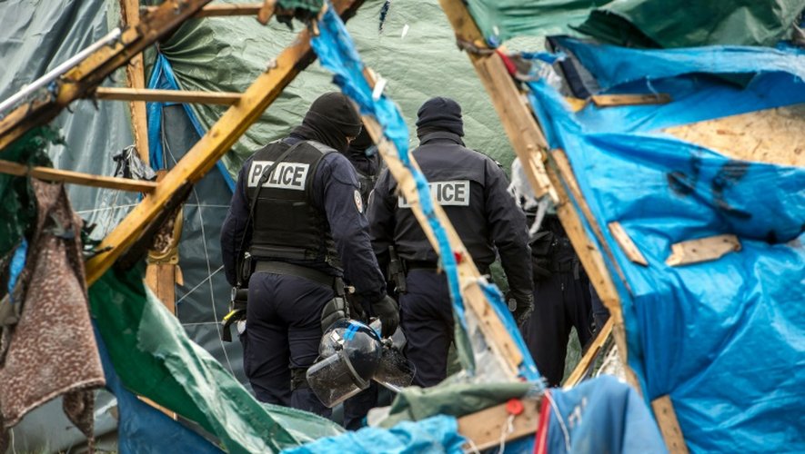 Des policiers lors du démantèlement de la "Jungle" le 3 mars 2016 à Calais