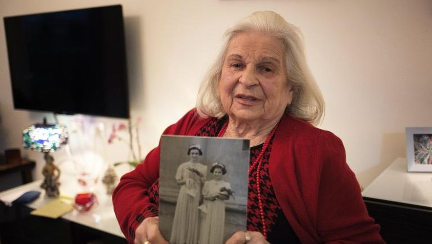 Suzanna Brau, montre une photo d'elle et de sa soeur, Agi, lors d'un entretien le 14 avril 2015 depuis sa maison de retraite près de Jérusalem