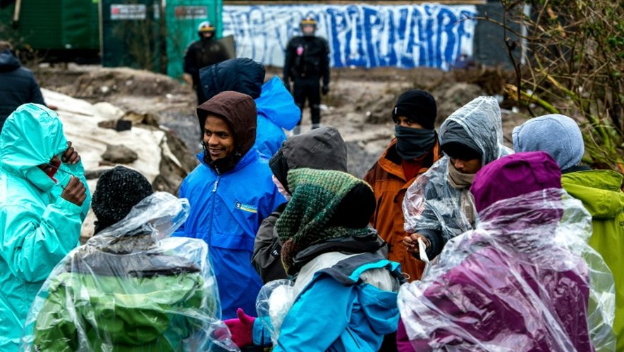 Des migrants lors de l'évacuation de la "Jungle" le 3 mars 2016 à Calais