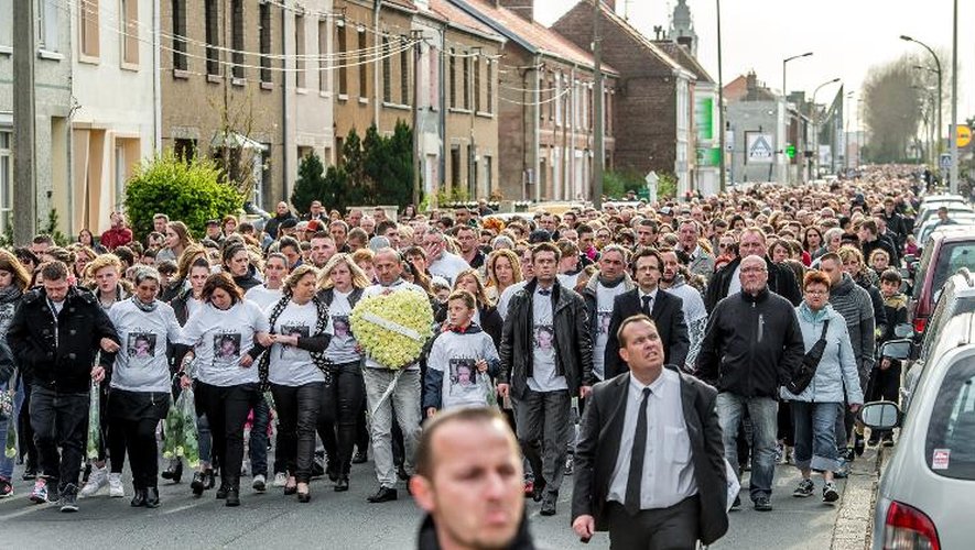 Environ 5.000 personnes ont participé dans le recueillement le 16 avril 2015 à la marche blanche en mémoire de Chloé, neuf ans, enlevée, violée et tuée la veille à Calais