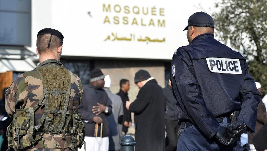 L'entrée de la mosquée de Assalam à Nantes gardée par des forces de l'ordre, le 23 janvier 2015