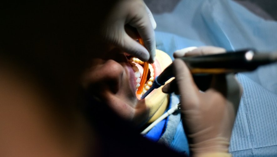 Un adolescent bénéficie d'un soin dentaire, le 4 décembre 2015 à Paris