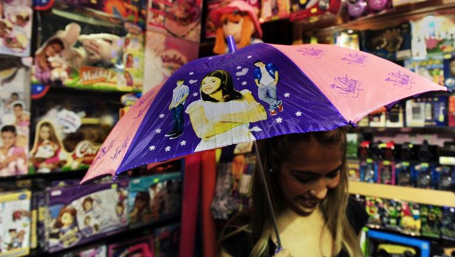 Un parapluie avec Violetta dans un magasin de jouets de Buenos Aires le 12 décembre 2013