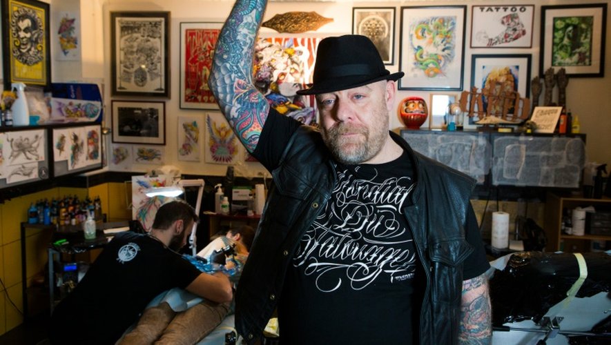 L'artiste Tin-Tin dans son studio de tatouage à Paris, le 2 mars 2016