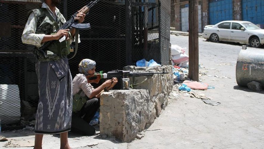 Des Yéménites fidèles au président Mansour combattent les rebelles Houthis à Taez le 16 avril 2015