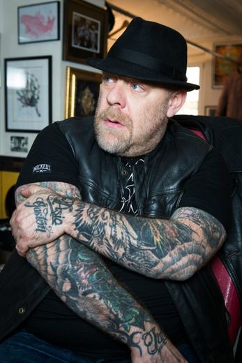 L'artiste Tin-Tin dans son studio de tatouage à Paris, le 2 mars 2016