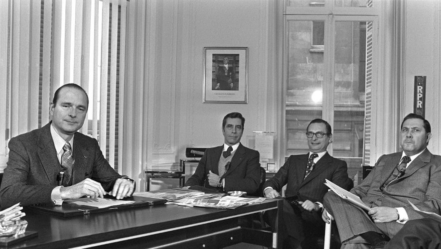 Jacques Chirac, maire de Paris et président du Rassemblement pour la République (RPR), Yves Guéna, porte-parole du RPR, Jérôme Monod et Charles Pasqua, s'adressent aux journalistes au cours du journal télévisé de TF1 le 20 janvier 1978 à Paris