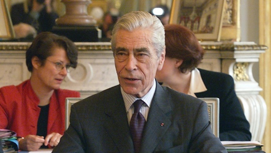 Yves Guéna, président du Conseil constitutionnel depuis le 1er mars 2000, après avoir assuré l'intérim de Roland Dumas, le 30 mars 2000 à Paris