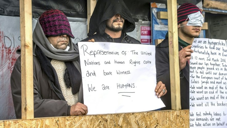 Trois Iraniens, qui se sont faits coudre la bouche, manifestent contre le démantèlement du camp de la "Jungle" à Calais, le 3 mars 2016