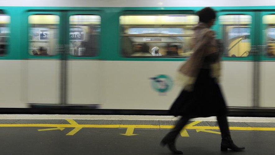 Une femme sur un quai de métro le 28 octobre 2010 à Paris