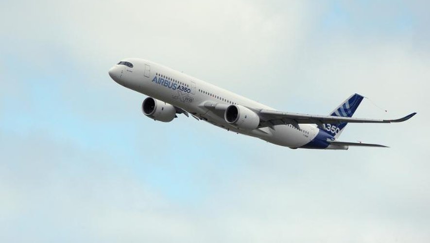 Un modèle d'Airbus A350 lors d'un vol d'essai le 21 juin 2013 au-dessus de l'aéroport du Bourget