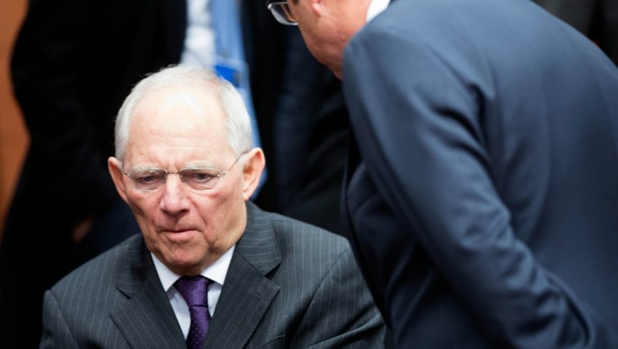 Le ministre allemand des Finances, Wolfgang Schäuble (G), avant une réunion de l'Eurogroup le 11 février 2016 à Bruxelles