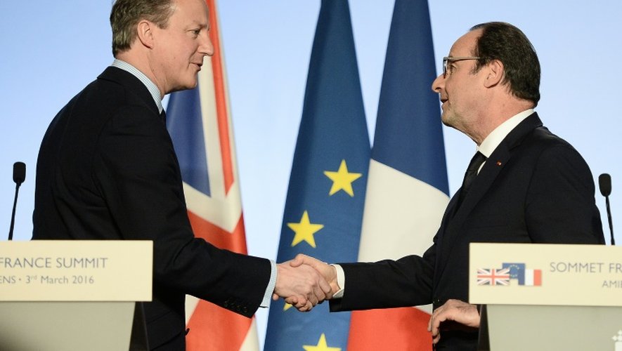 Le Premier ministre britannique David Cameron (g) et François Hollande, le 3 mars 2016, lors d'un sommet franco-britannique à Amiens, dans le nord de la France