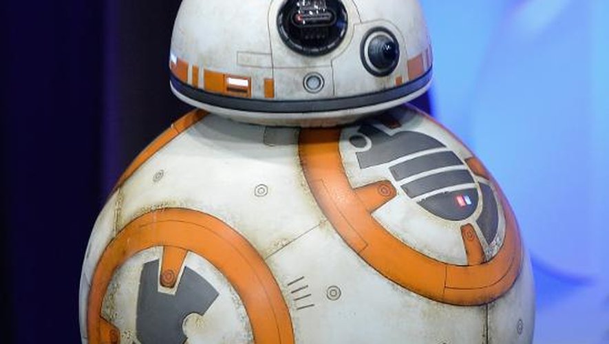 Un robot inédit, tout rond, BB-8, qui fait son apparition dans le prochain épidose de la série Star Wars, a été présenté le 16 avril 2015 au centre de convention d'Anaheim en banlieue de Los Angeles