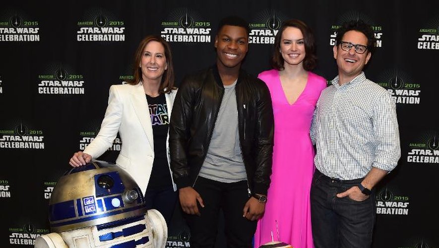 La productrice du prochain épisode de Star Wars Kathleen Kennedy, les acteurs John Boyega et Daisy Ridley et le réalisateur J.J. Abrams le 16 avril 2015 au centre de convention d'Anaheim en banlieue de Los Angeles