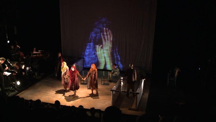 Une scène de "Thumbprint", une production de 150.000 dollars jouée dans un théâtre en sous-sol à Manhattan, s'inspire de l'histoire de Mukhtar Mai, violée sur ordre du conseil de son village en 2002, pour laver un "crime d'honneur" attri
