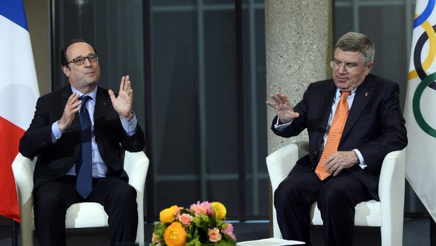 Le président du CIO, Thomas Bach (d), reçoit le président François Hollande au musée international olympique, le 16 avril 2015 à Lausanne
