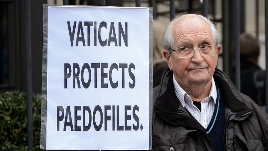 Un homme tient une pancarte sur laquelle est écrit "Le Vatican protège les pédophiles" lors d'une manifestation devant le siège du Comité de l'ONU pour les droits des enfants, le 16 janvier 2014 à Genève