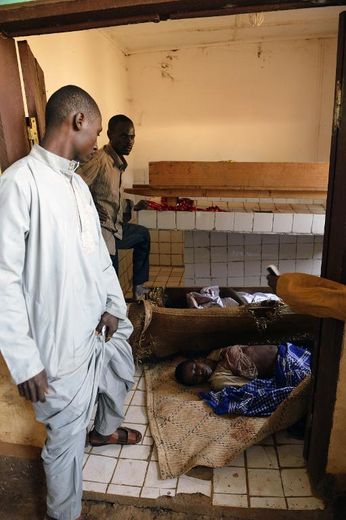 Les corps de civils, tués dans la nuit du 15 au 16 janvier dans le quartier PK-12 de Bangui, dans une morgue le 16 janvier 2014