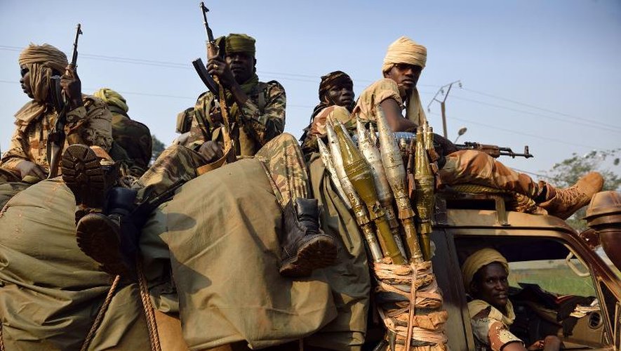 Des soldats tchadiens escortent des civils en fuite dans le quartier PK-12 de Bangui le 16 janvier 2014