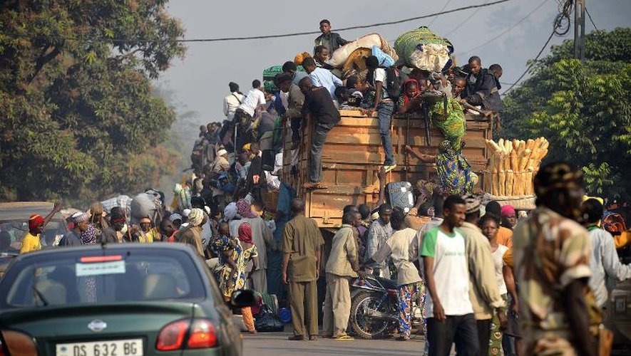 Des civils s'entassent sur un camion militaire  dans le quartier de PK-12 à Bangui, le 16 janvier 2014, en tentant de fuir pour le Tchad