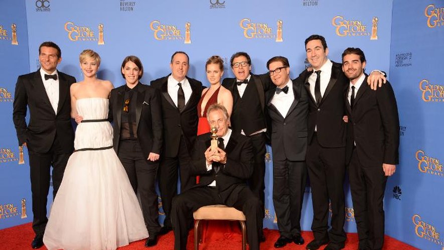 Le casting et les producteurs d'"American Bluff" célèbrent le trophée du Golden Globe de meilleure comédie à Beverly Hills le 12 janvier 2014