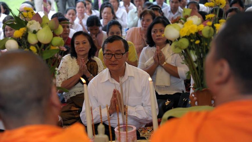 Le chef de l'opposition, Sam Rainsy, prie avec d'autres Cambodgiens à Phnom Penh, le 17 avril 2015, en hommage aux deux millions de morts du régime khmer rouge (1975-1979)