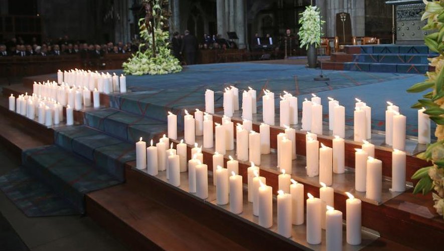 Des cierges blancs alignés sur les marches en bois du choeur de la cathédrale , le 17 avril 2015 à Cologne
