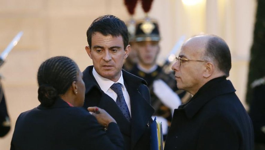 Le Premier ministre Manuel Valls entre la ministre de la Justice Christiane Taubira et le ministre de l'Intérieur Bernard Cazeneuve le 8 janvier 2015 à l'Elysée à Paris