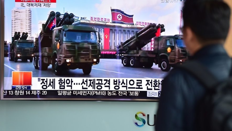 A Séoul le 4 mars 2016, un homme regarde à la télévision une parade militaire nord-coréenne
