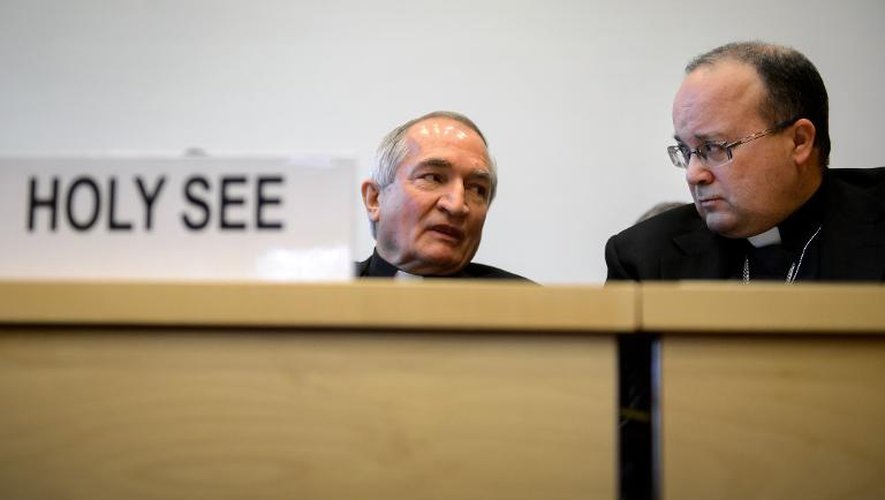 Le représentant du Vatican auprès des Nations unies à Genève, Silvano Tomasi (g) au côté de Charles Scicluna, anciennement chargé par le Vatican de la question des abus sexuels au sein du clergé, à Genève le 16 janvier 2014