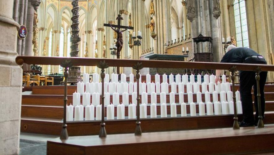 150 cierges blancs pour les victimes sont alignés sur les marches du choeur de la cathédrale de Cologne