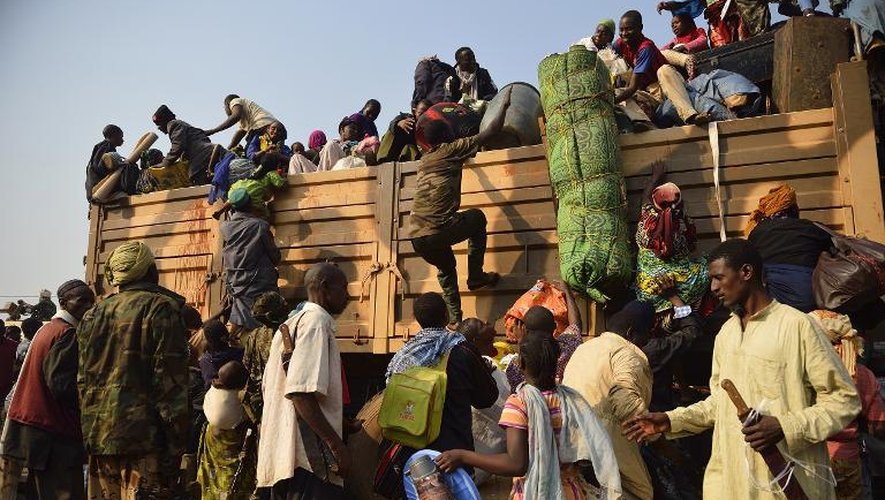 Des civils montent sur un camion militaire dans le quartier PK-12 de Bangui, le 16 avril 2014, pour fuir la Centrafrique