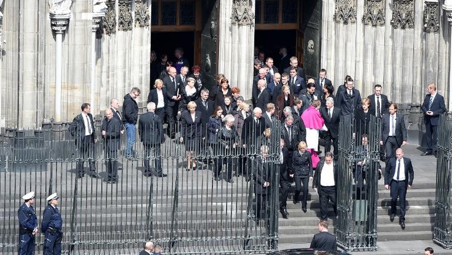 Les personnes invitées à la cérémonie en hommage aux victimes du crash de la Germanwings sortent de la cathédrale de Cologne