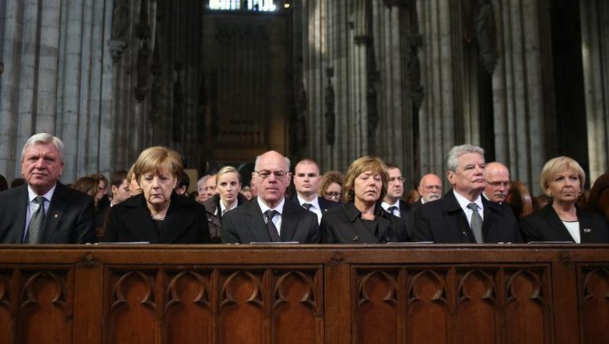 Des officiels allemands, dont la chancelière Angela Merkel, dans la cathédrale de Cologne, lors de la cérémonie d'hommage aux victimes du crash de l'A320 de Germanwings
