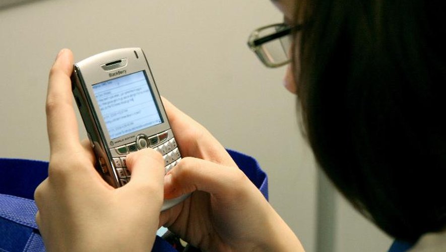 Un femme écrit un message sur son téléphone portable