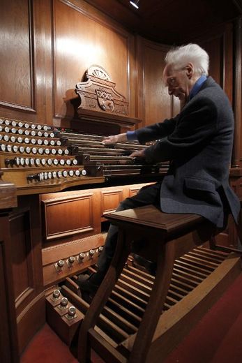 L'organiste et compositeur Jean Guillou joue sur l'orgue de l'église Saint-Eustache à Paris, le 24 mars 2010