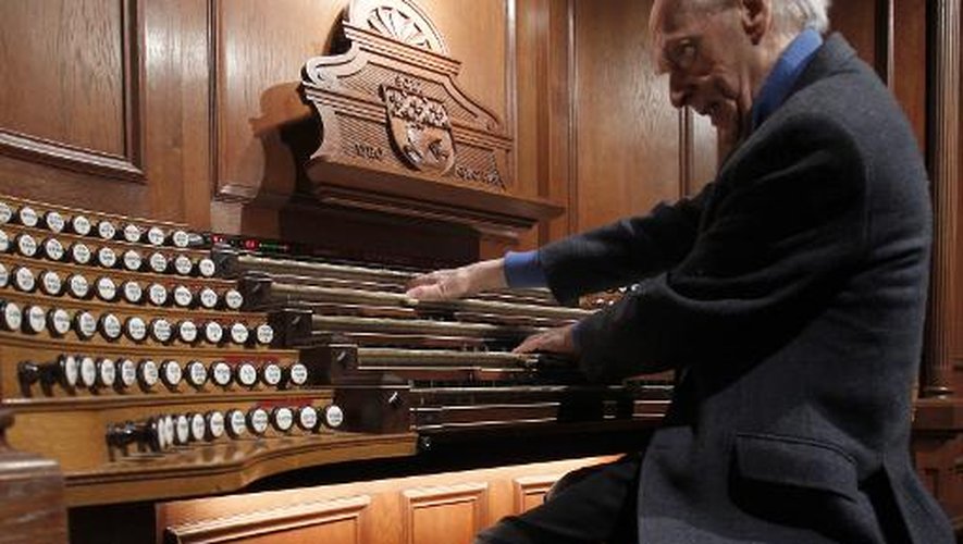 L'organiste et compositeur Jean Guillou joue sur l'orgue de l'église Saint-Eustache à Paris, le 24 mars 2010